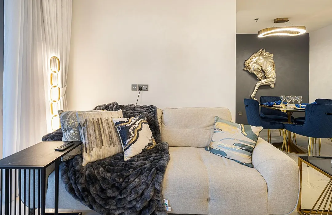Spacious 1Br & Study Burj Khalifa View, Downtown-1