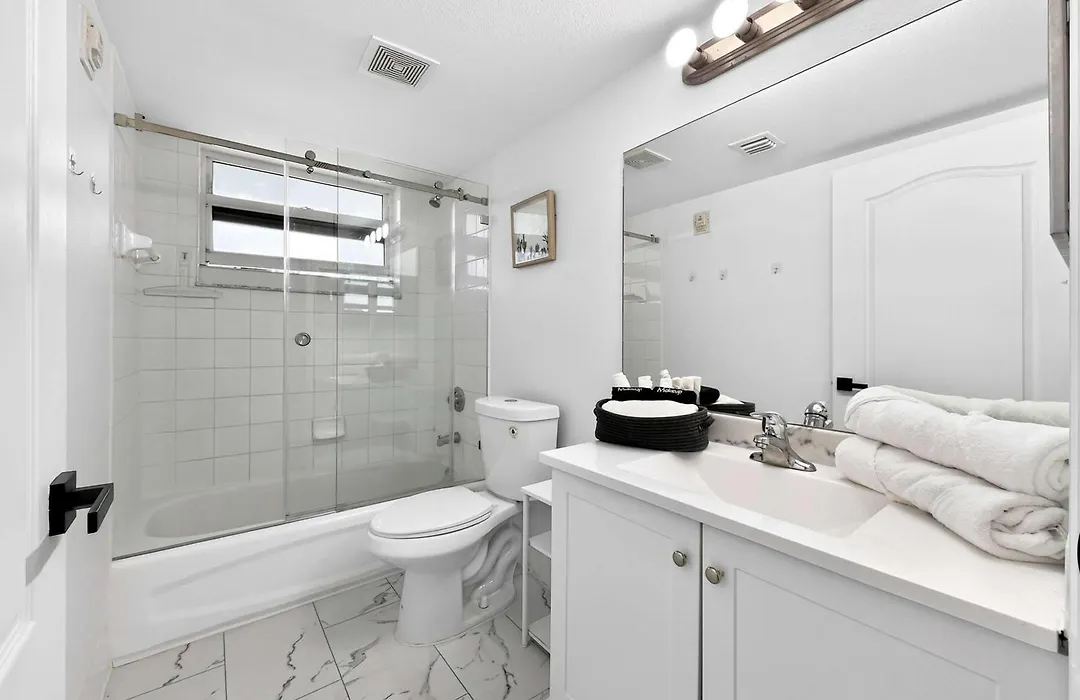 2 Bedroom, 2 Bathroom Plus Den Brickell Condo Pool, Hot Tub, And Gym-1