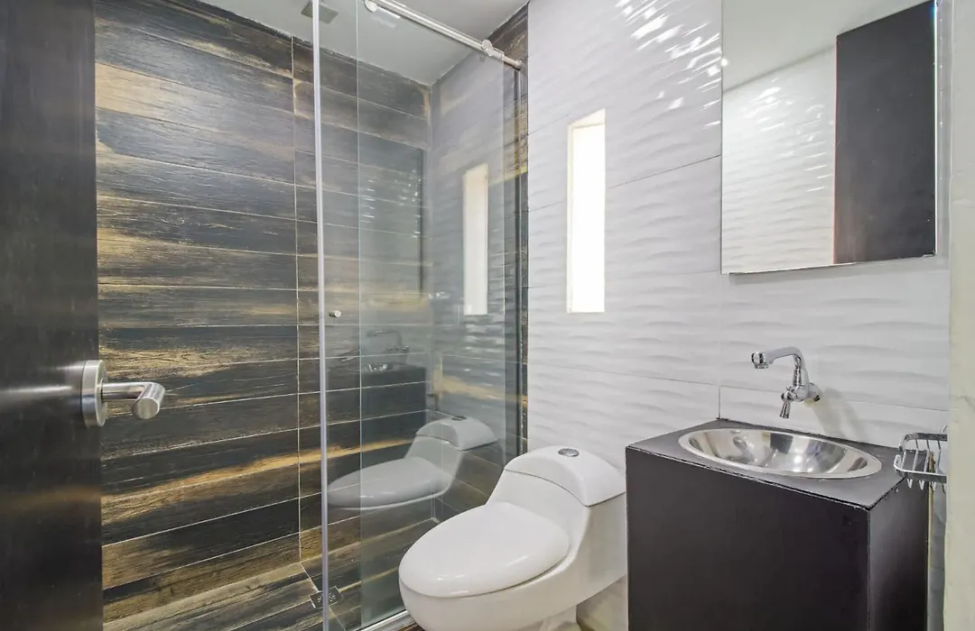 6 Bedroom And Jacuzzi 1 Block From Lleras P6-1