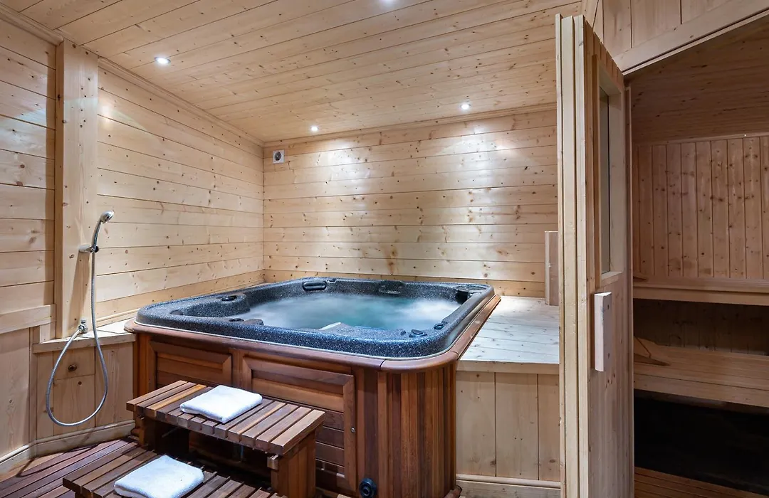 Chalet Montagnard A Rochebrune Avec Jacuzzi, Sauna, 6 Chambres, Proche Des Pistes, Accueil 12 Pers - Fr-1-569-37-1