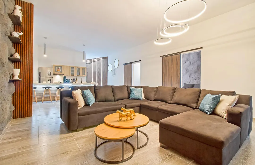 6 Bedroom With Jacuzzi 1 Block From Lleras P10-1