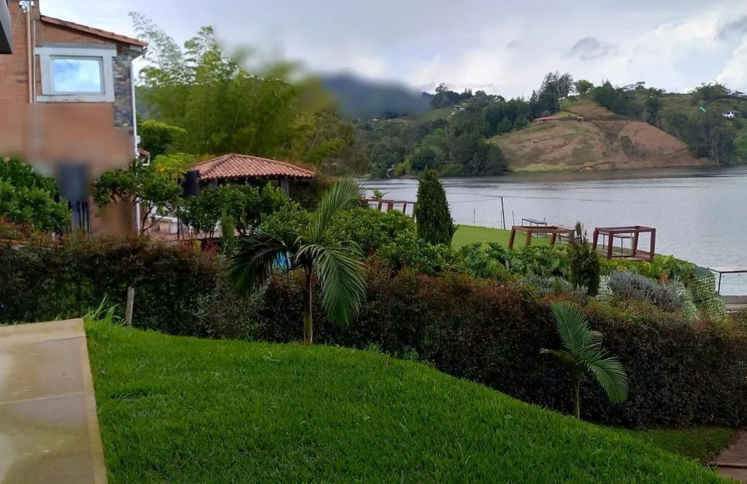 Villa Lake Blue-1