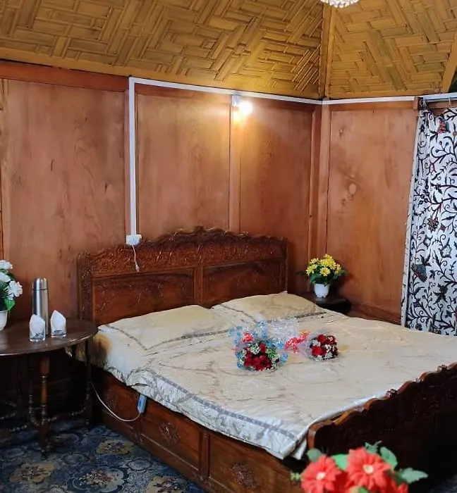 Shangrilla Houseboat-1