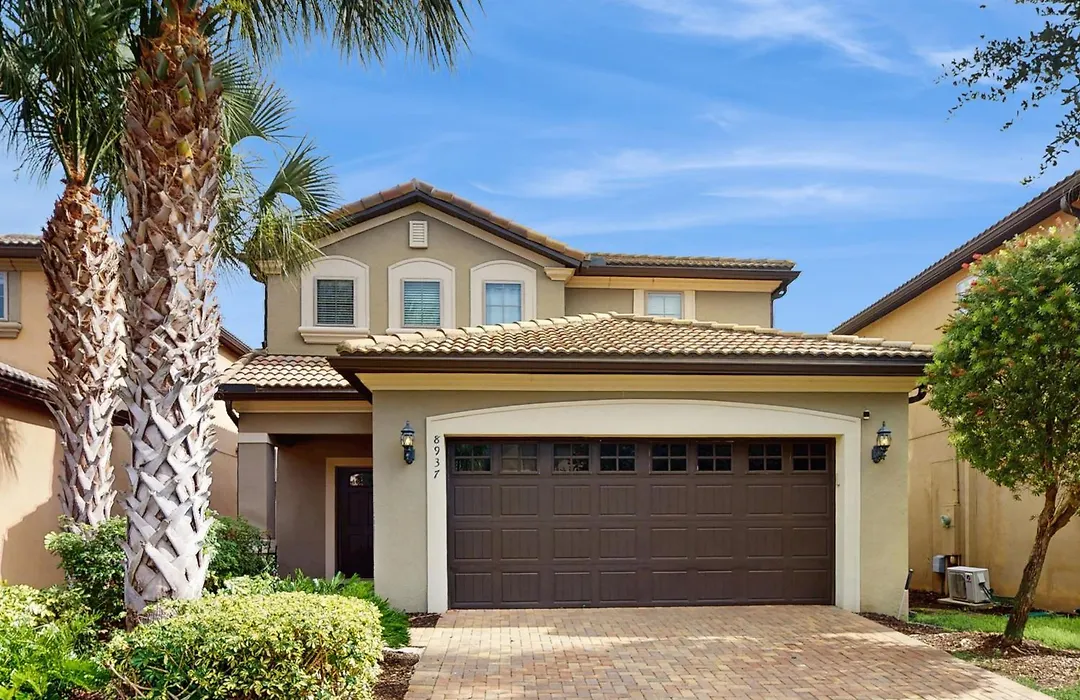 Spacious Resort Style Home W/ Enclosed Pool, Shared Pool & Hot Tub,-Dog Friendly-1