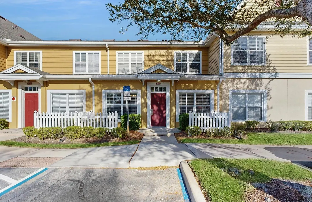 Snowbird-Friendly Condo Near Disney And Orlando With Outdoor Pool, Fast Wifi, W/D-1