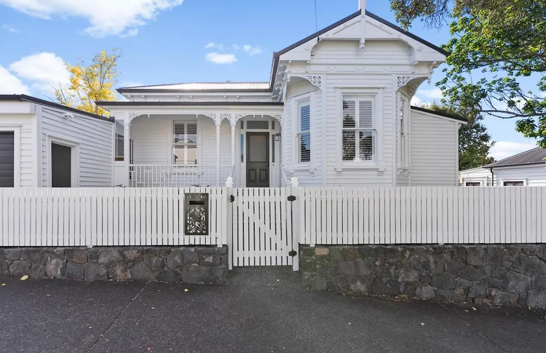 Beautiful Ponsonby Villa With Hot Tub Office And Fireplace-1