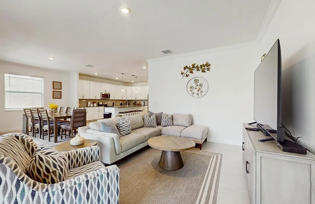 Beautiful Home With Private Pool And Space For The Whole Family-1