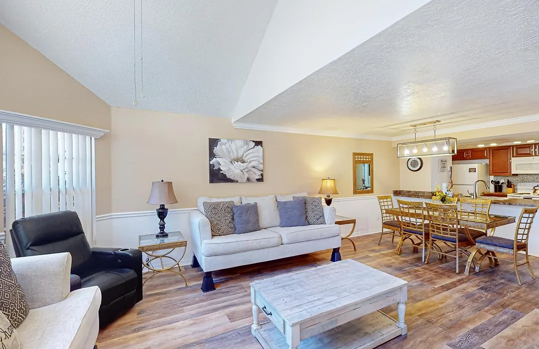 Dog-Friendly Retreat With Hot Tub, Outdoor Pool, & Tennis Court - Great Location-1