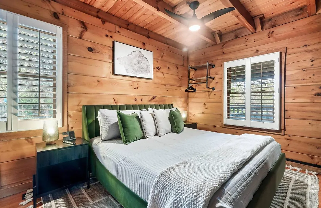 Romantic Hideaway | Hot Tub & Theater Room-1