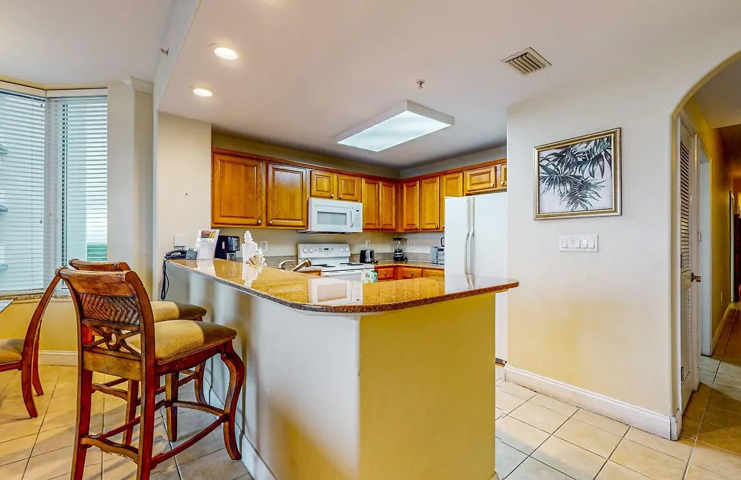 Lakefront Retreat With Ac, Kitchen, Pool, Hot Tub & Gym Near Top Attractions-1