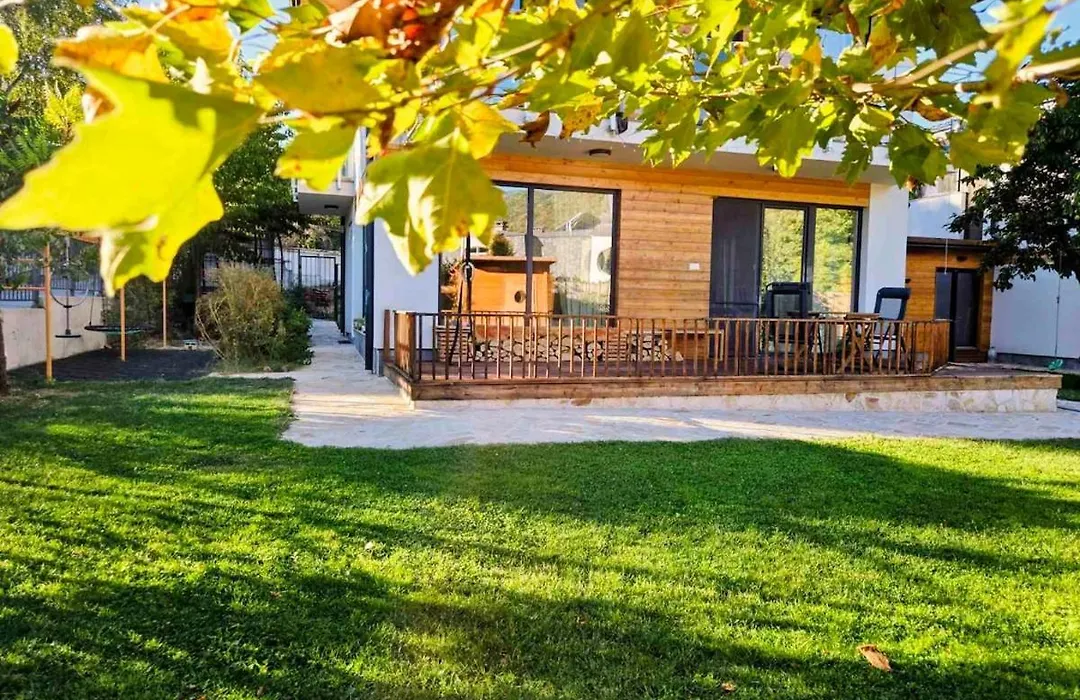 Ma-Bebe Summer Playhouse - Jacuzzi, Sauna, Playground, Lake And Woods --- 1 Or 2 Families Welcomed --- Nb-Events And Outside Guests Are Not Allowed-1