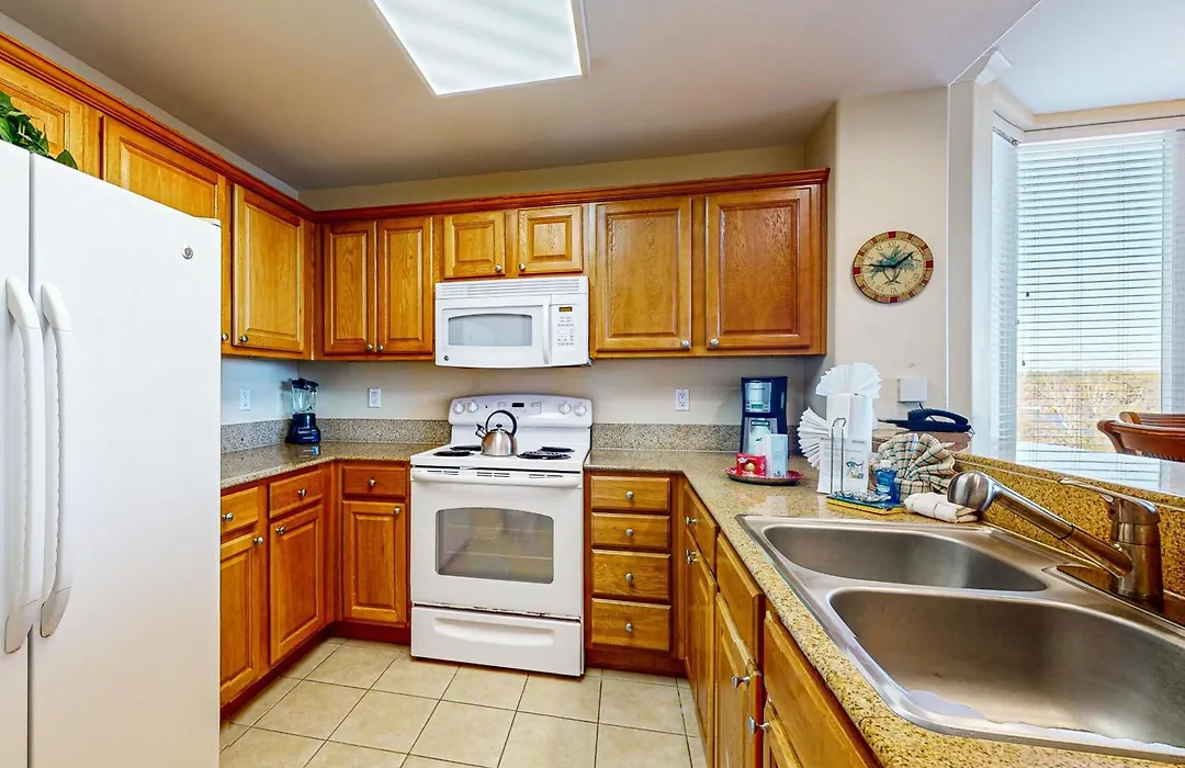 Lakefront Resort Near Attractions With Ac, Kitchen, Hot Tub, Pool & Lake View-1