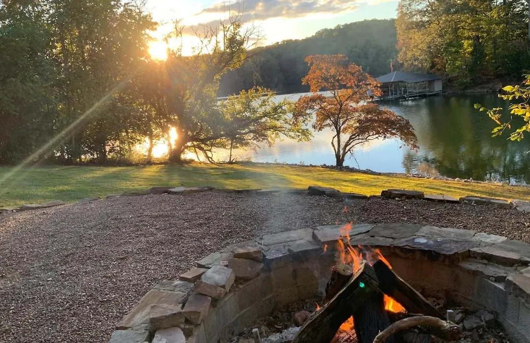 Relaxing 5Br Lake House Retreat-1