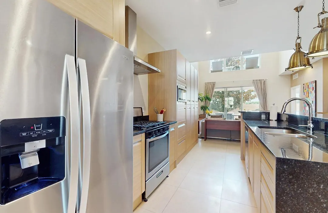 Beautiful Home With Resort Pool And Space For The Whole Family-1