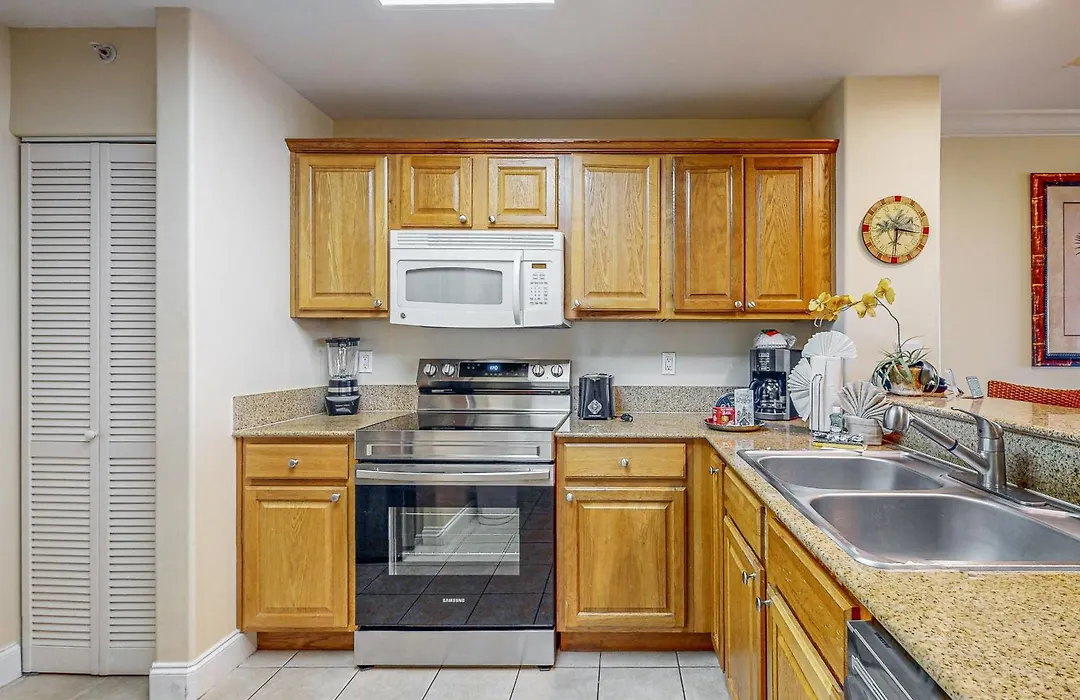 Lakefront Condo With Beautiful Views, Kitchen, Ac, Wifi, Gym, Pool, & Hot Tub-1