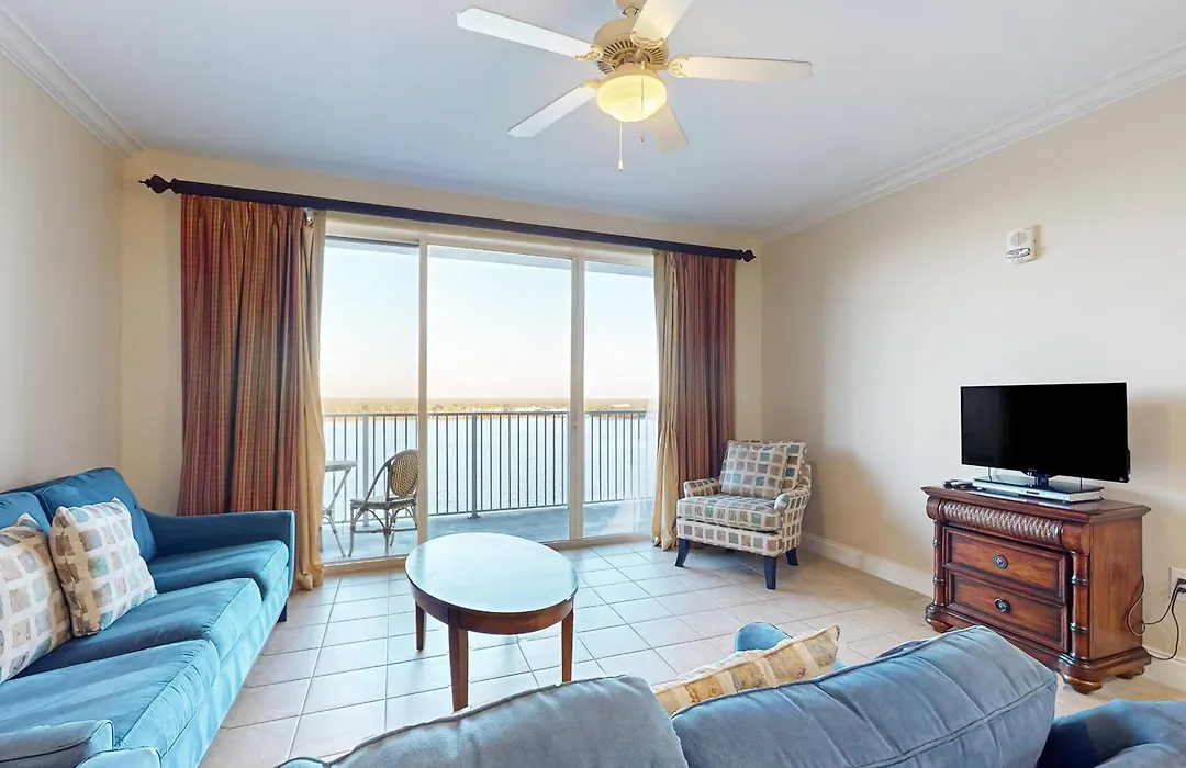 Charming Lakefront Condo With Balcony, Lake View, Ac, Internet, Pool & Hot Tub-1