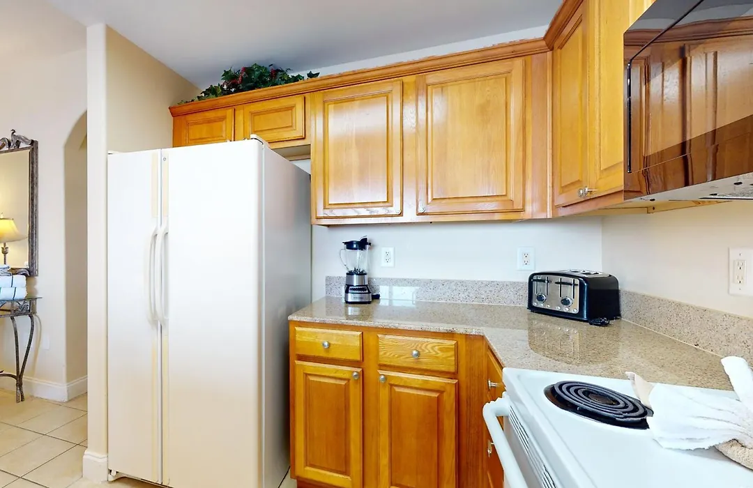 Lakefront Condo With Lake View, Kitchen, Gym, Pool & Hot Tub Near Attractions-1