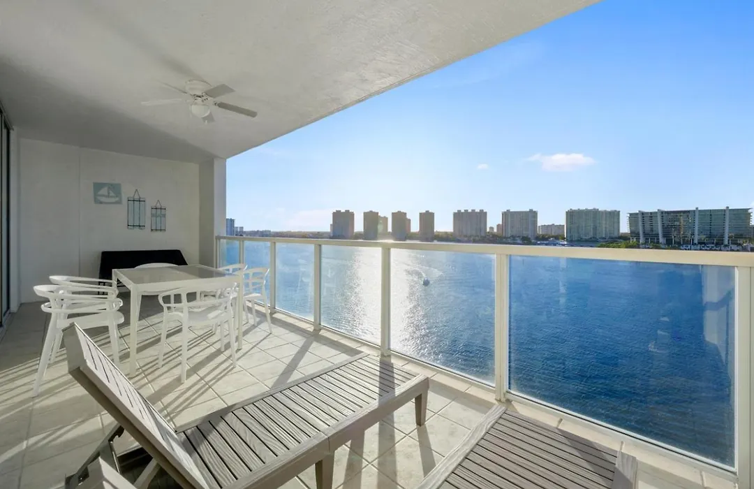 Stylish, Classy Bayfront View Apt Walk To Beach-1