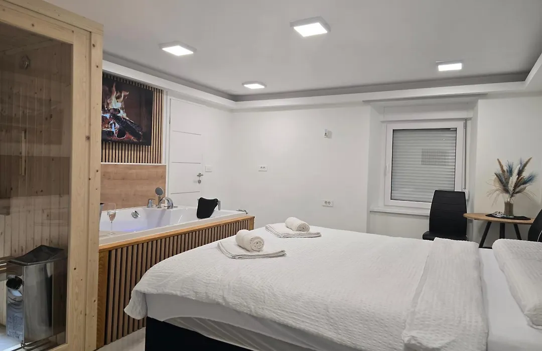 Jacuzzi & Sauna Edy Room - City Center-1