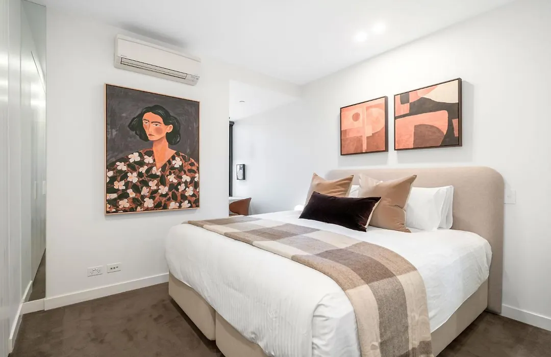 Luxe Skyline Stay - Parking, Pool & Gym-1