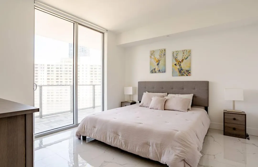 Beautiful Condo And Apt W/ Free Parking 5 Stars !-1