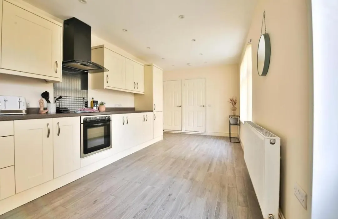 Hot Tub Family Retreat With Private Garden And Free Parking-1