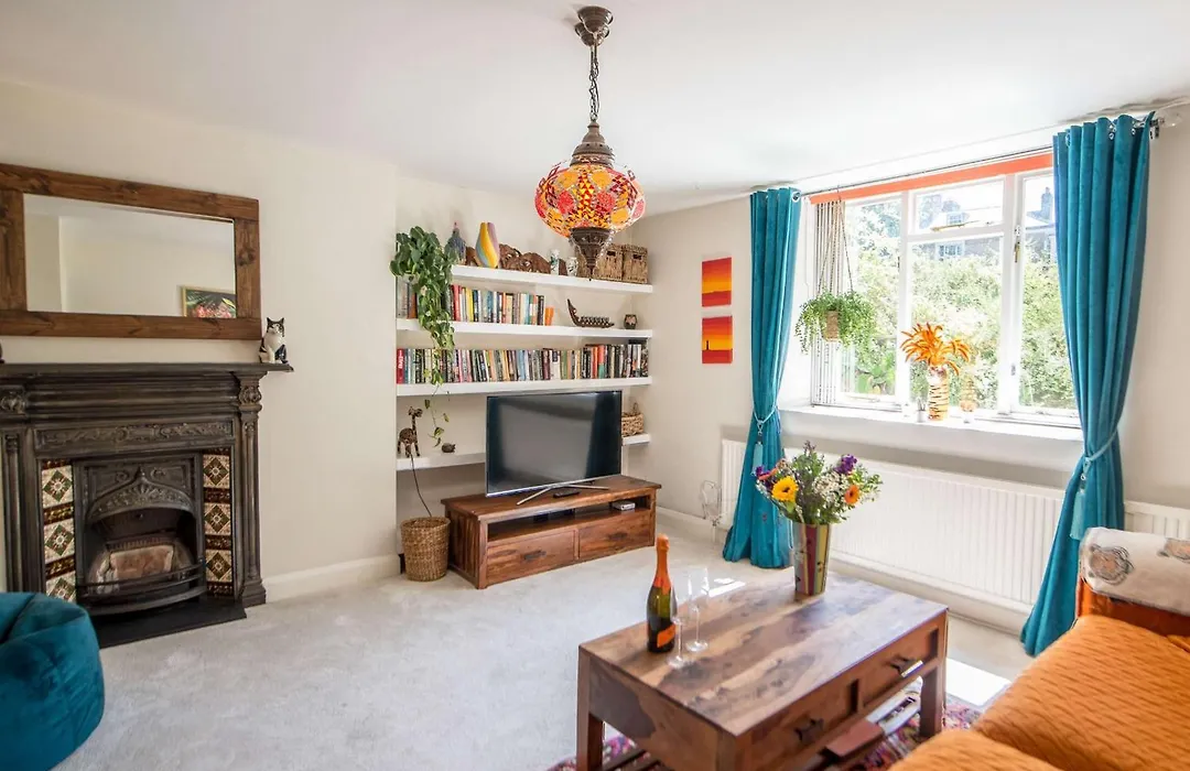 Elegant 1-Bed Flat In A Georgian Townhouse-1