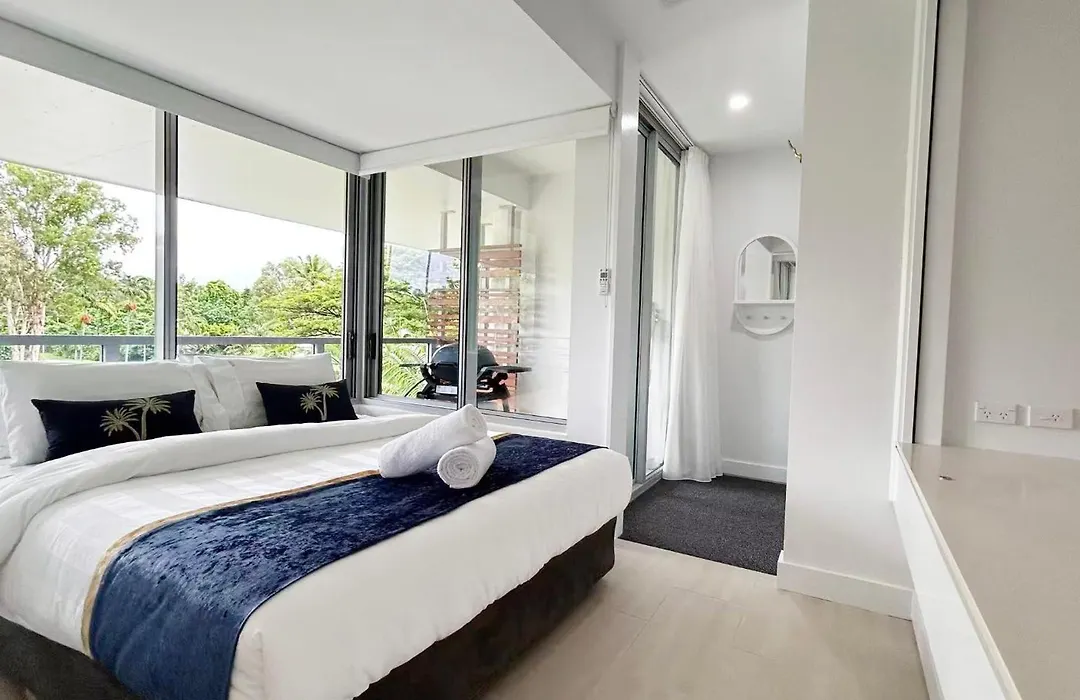 Stunning Top Floor Apartment Views To Palm Cove-1