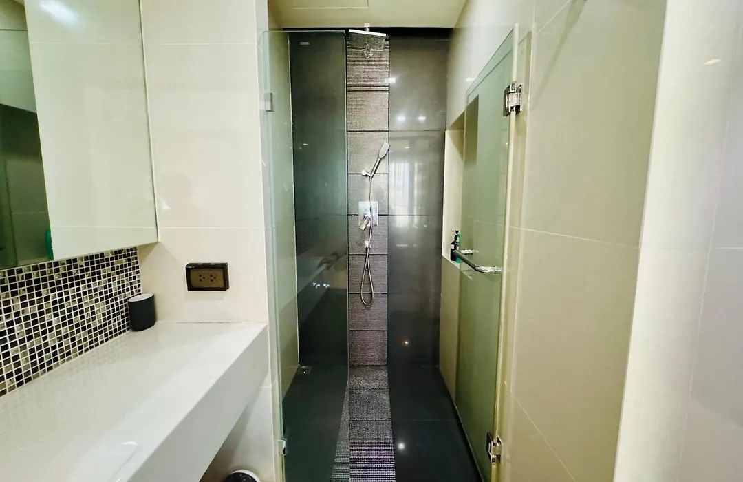 Spacious 1Br Bathtub, Rooftop Pool, Gym, 1Min Bts Phrakhanong-1
