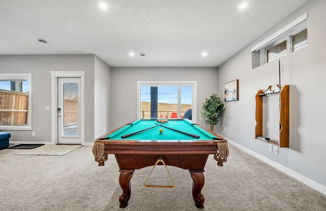Spacious Family Retreat With Hot Tub, Pool Table, Gym-1