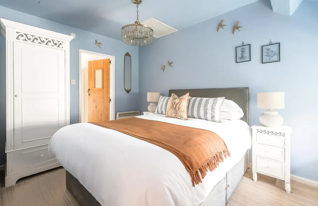 Stunning Cottage With Free Spa Access-1