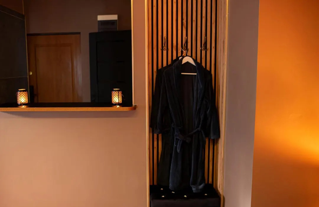 Jacuzzi Suit 3 Min Main Square-1