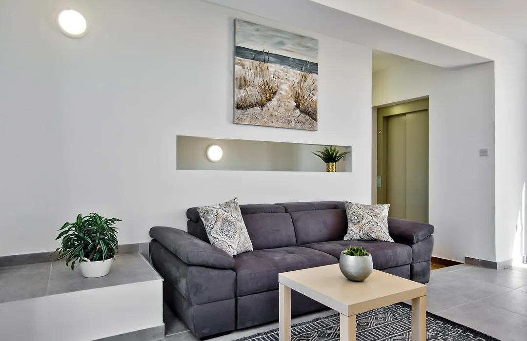 Tower Road Apartments & Penthouse With Heated Jacuzzi-1