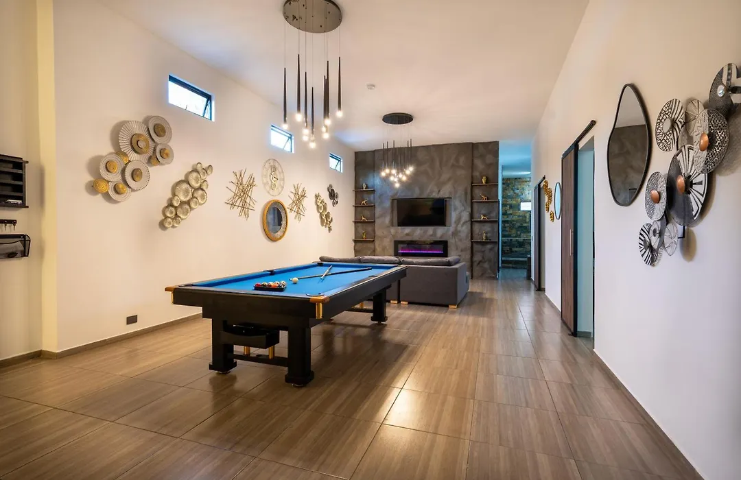 Massive Jacuzzi - 6 Bedroom With Private Bathroom - 1 Block From Lleras P11-1