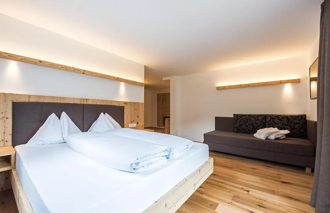 Hotel Fronza - Your Hike & Mountain Home-1