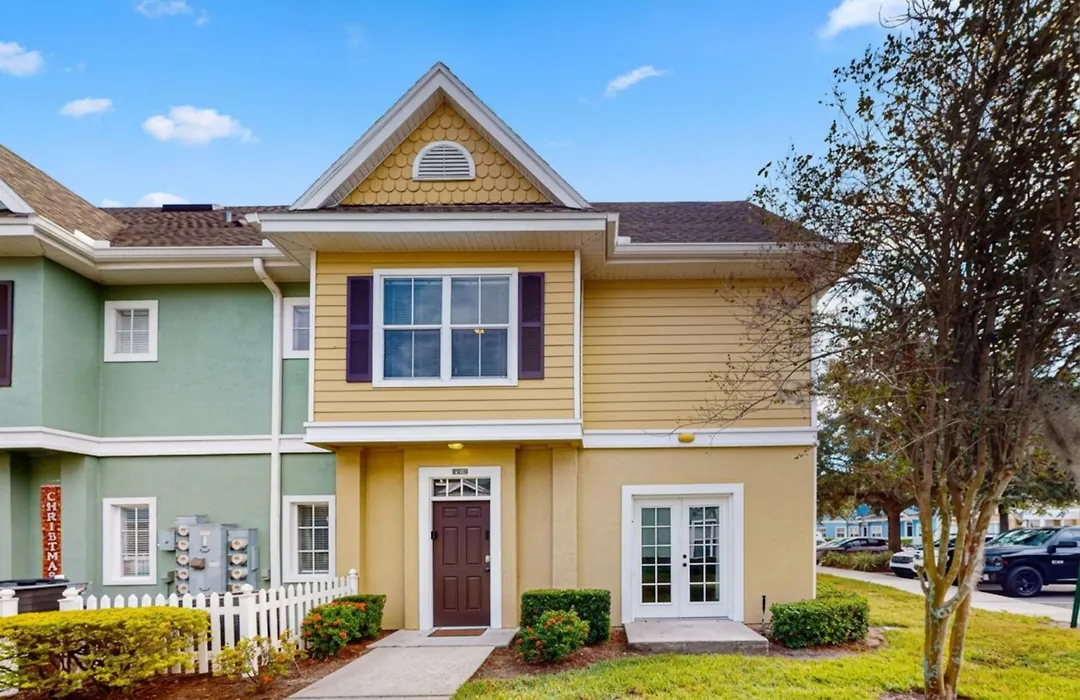 Spacious Townhouse With Jetted Tub, Game Room, Heated Pool & Fitness Amenities-1