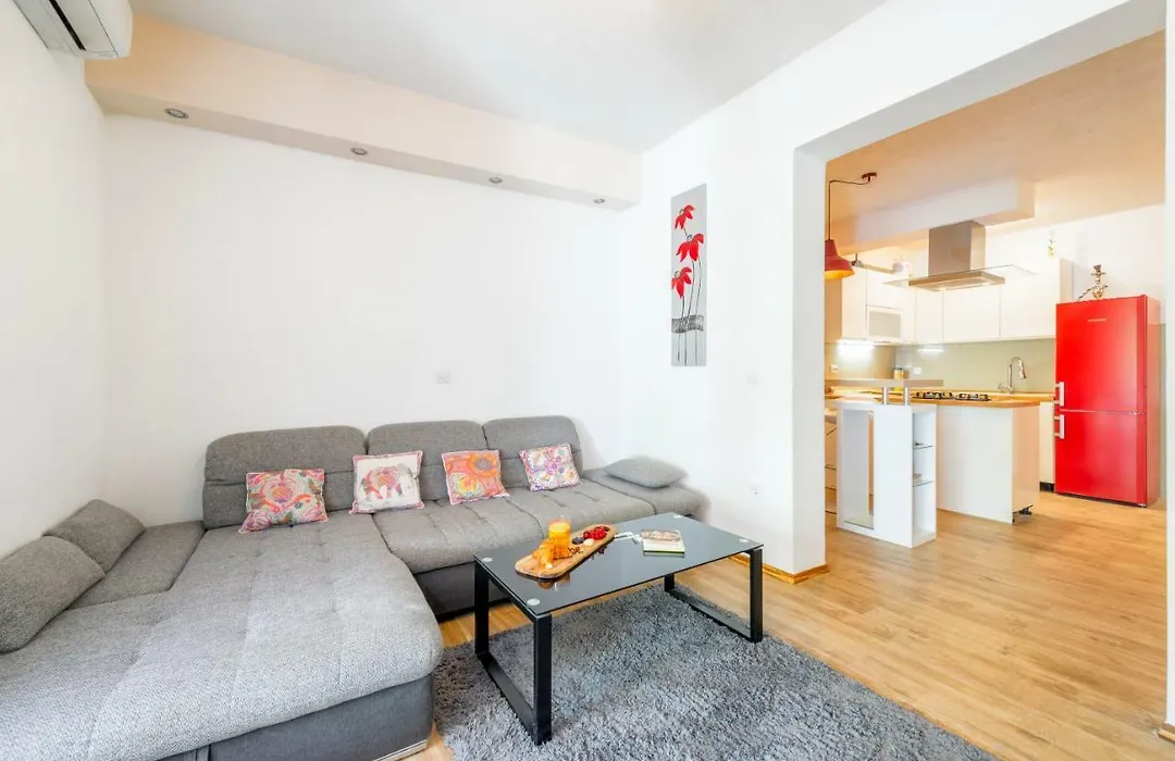 Alena Apartment With Jacuzzi-1