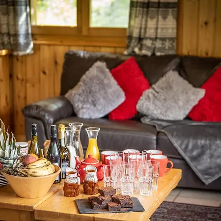 Chalet Himalaya , 10 Person Chalet With 5 Ensuite Bedrooms And Outdoor Jacuzzi In Meribel Centre-2
