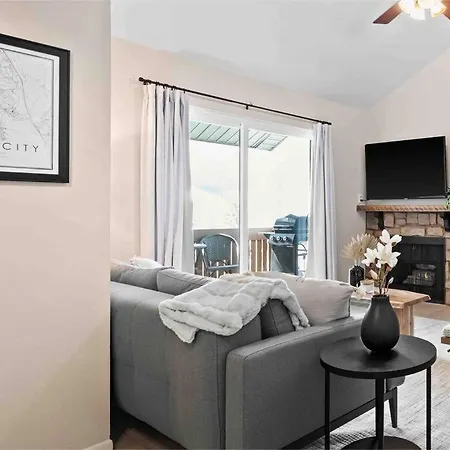 Cozy Top Floor Condo With Mountain Views-2