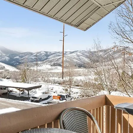 Cozy Top Floor Condo With Mountain Views-3