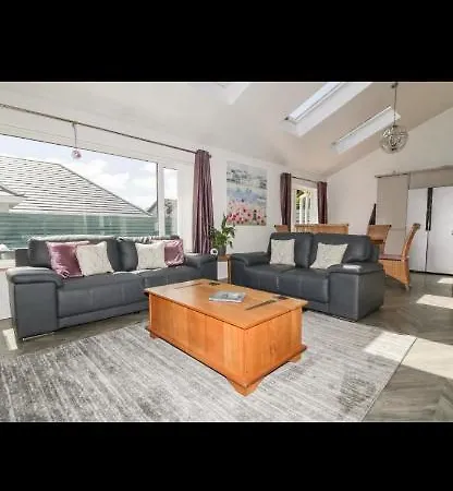 Luxury Bungalow With Hot Tub In Newquay Cornwall-3