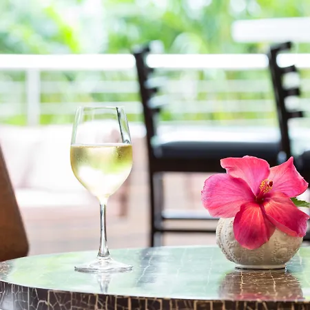 Courtyard By Marriott Waikiki Beach-3