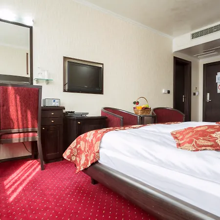 Prezident Hotel Novi Sad - Outdoor Pool & Spa-3