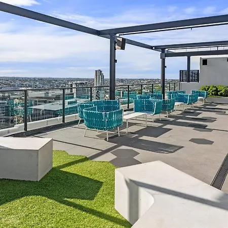 Great Located Unit/Private Balcony, Pool,Gym,Parking-3