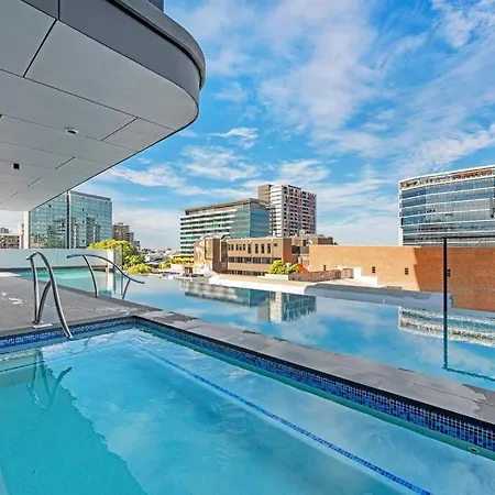 Great Located Unit/Private Balcony, Pool,Gym,Parking-2