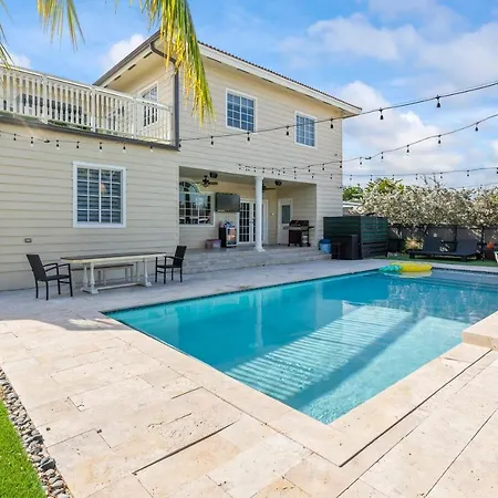 Upscale Mansion In The Heart Of Miami With Pool-3