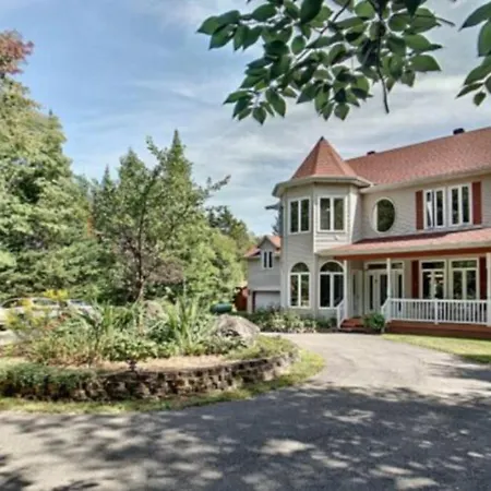 Majestic Retreat In The Laurentians-3