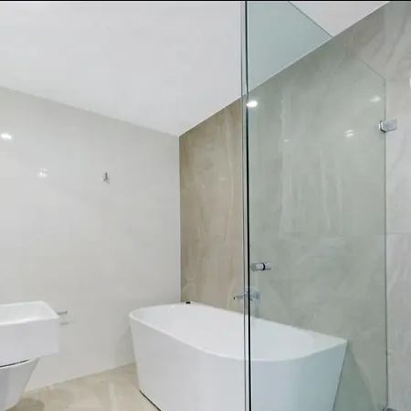 Comfort Living - 3 Bedroom Sleeps 6 , Parking, Pool, Other Amenities - Near Showgrounds, No Parties-3