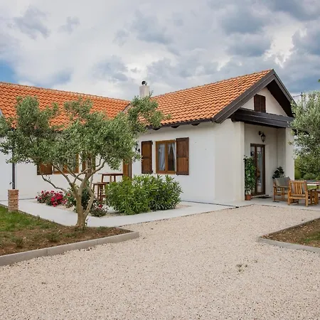 Villa Ena With Pool & Jacuzzi-3