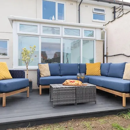 Modern Three Bedroom Home In Gloucester With Hot Tub-2